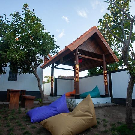 Lucky Hostel Batununggul Exterior foto