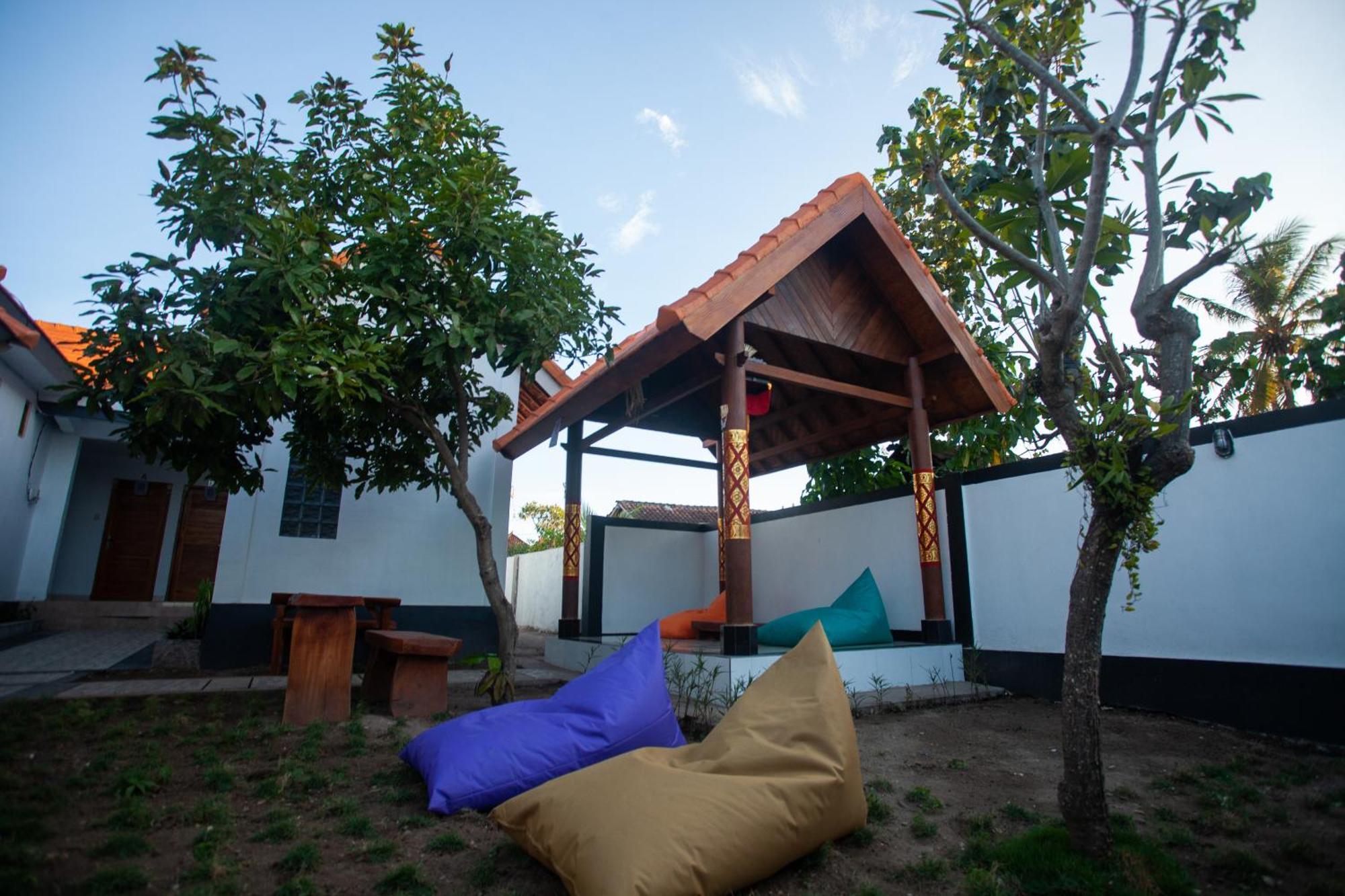 Lucky Hostel Batununggul Exterior foto