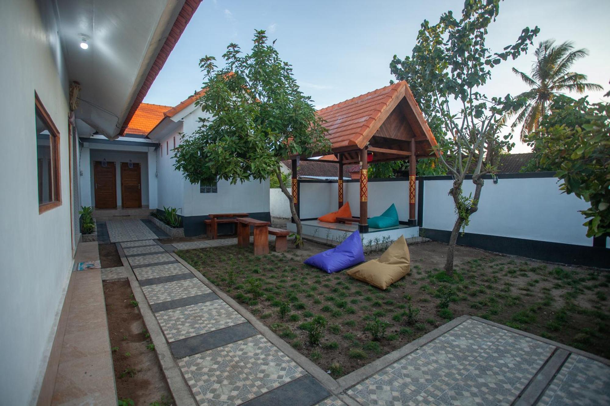 Lucky Hostel Batununggul Exterior foto