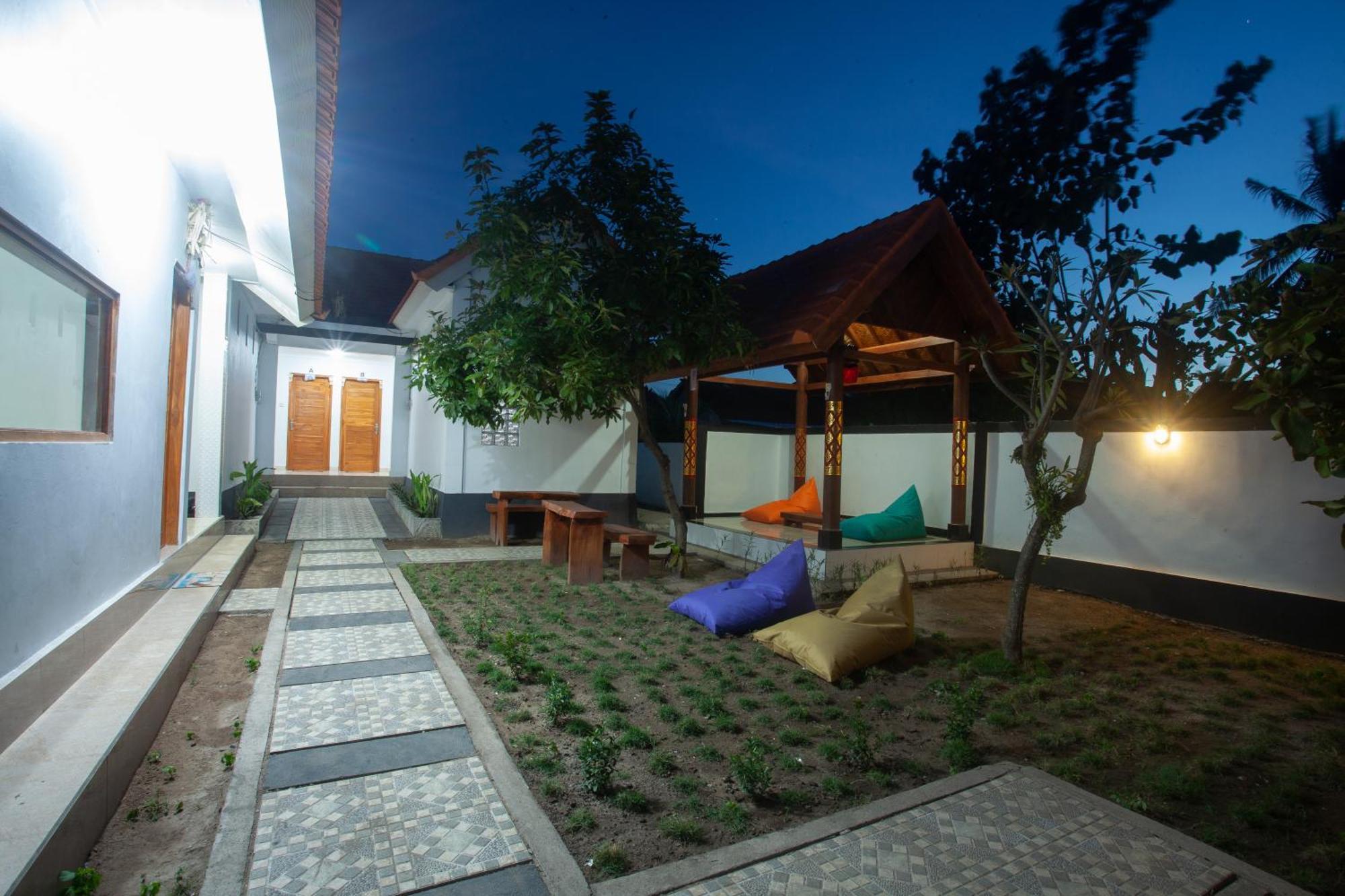 Lucky Hostel Batununggul Exterior foto