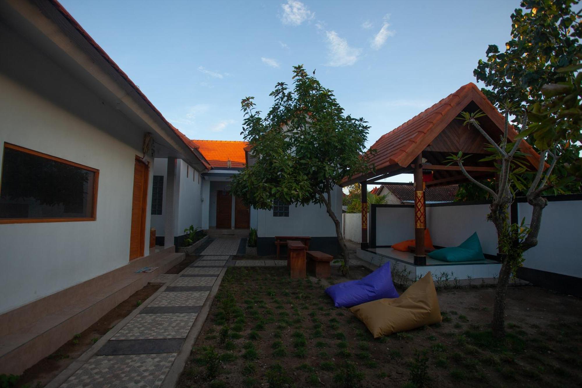 Lucky Hostel Batununggul Exterior foto