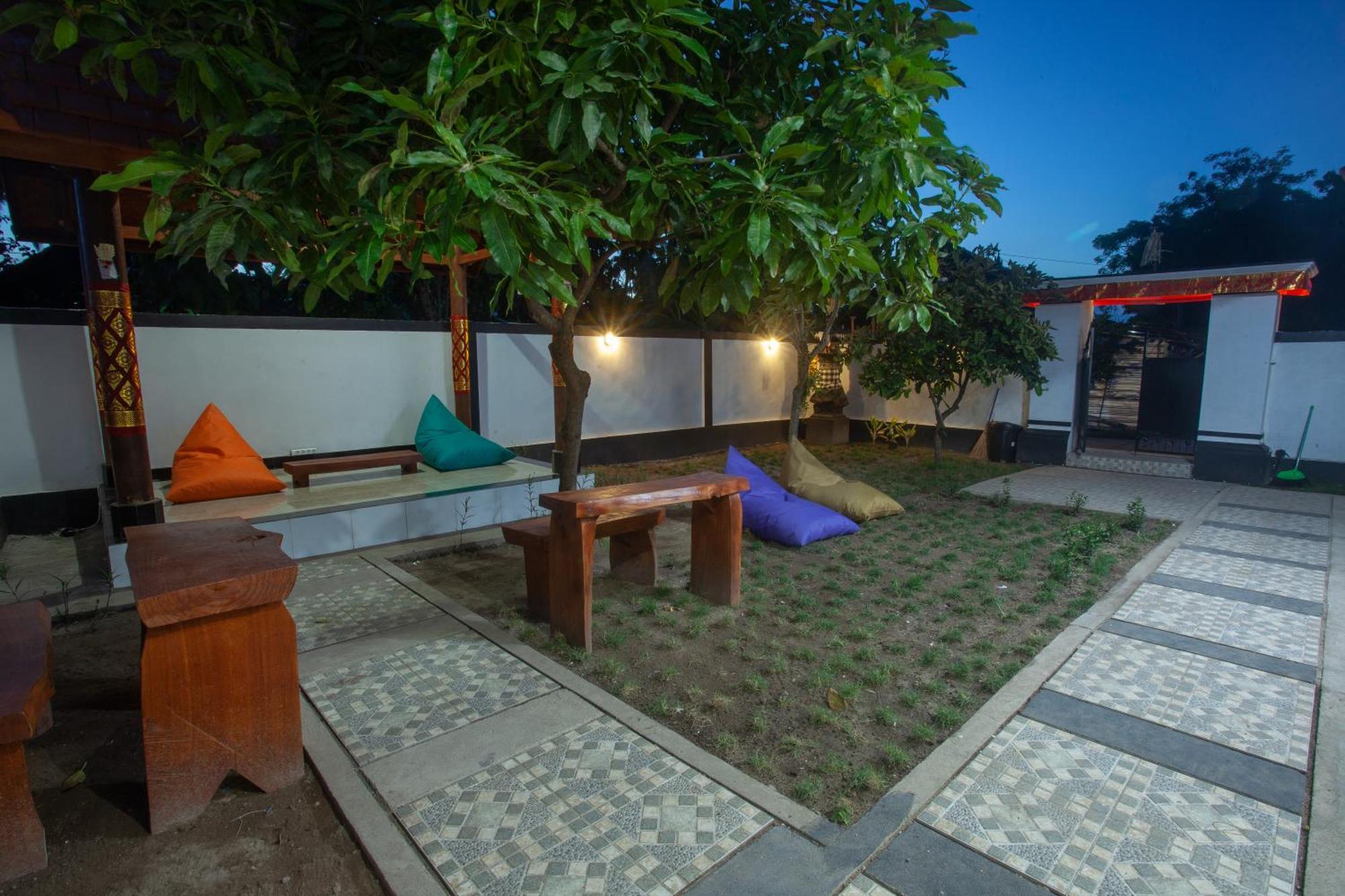 Lucky Hostel Batununggul Exterior foto
