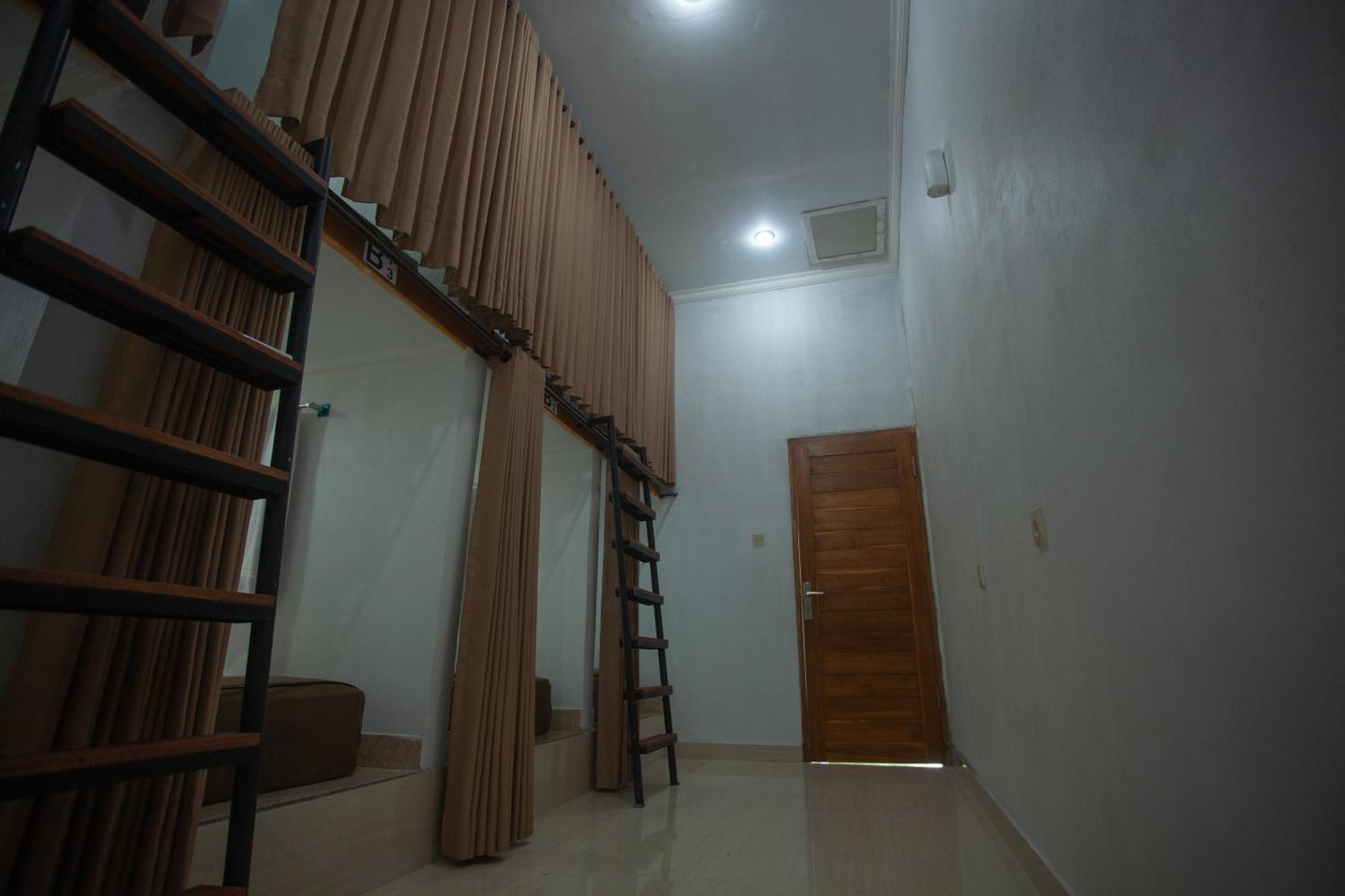 Lucky Hostel Batununggul Exterior foto