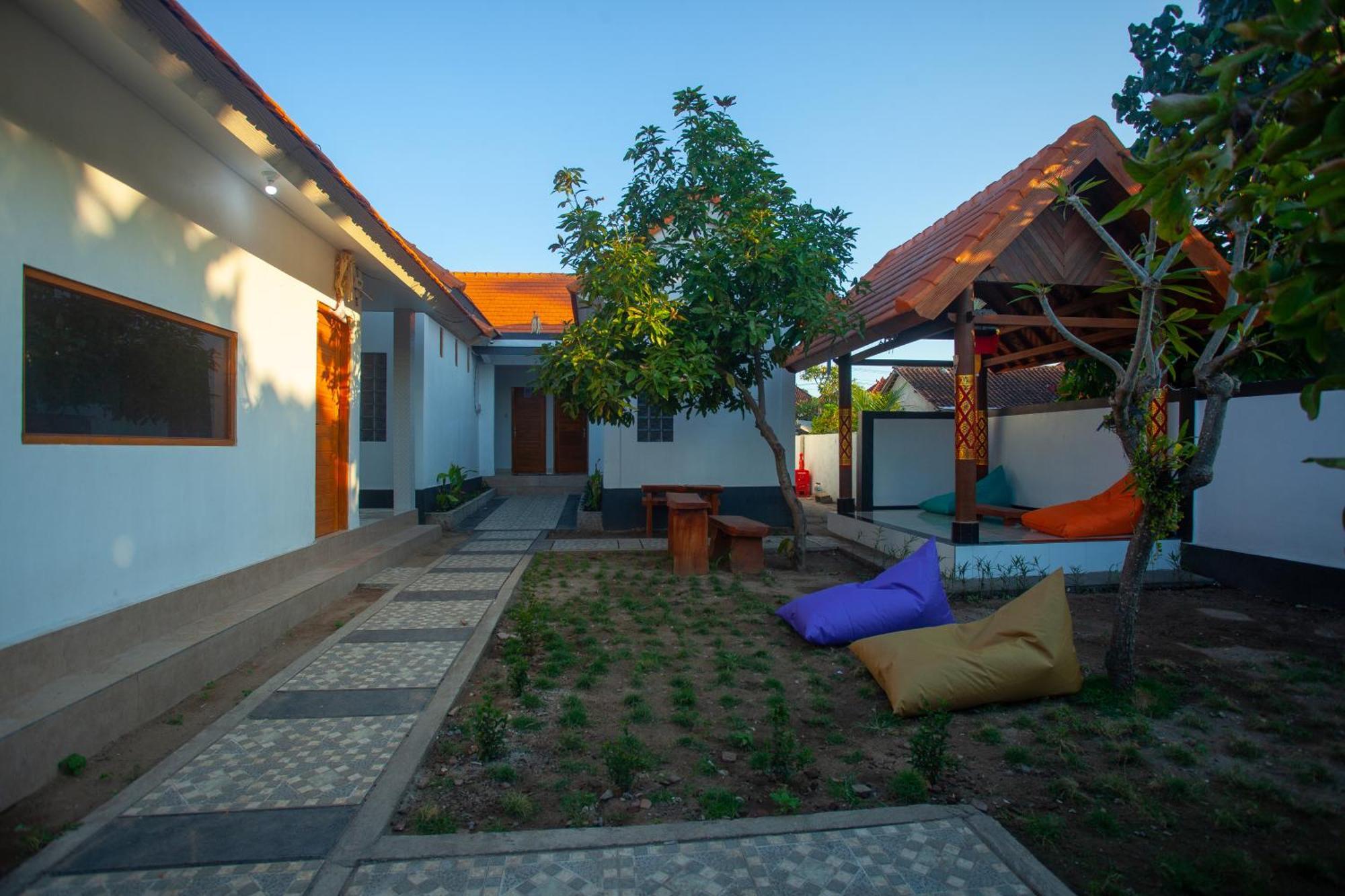 Lucky Hostel Batununggul Exterior foto