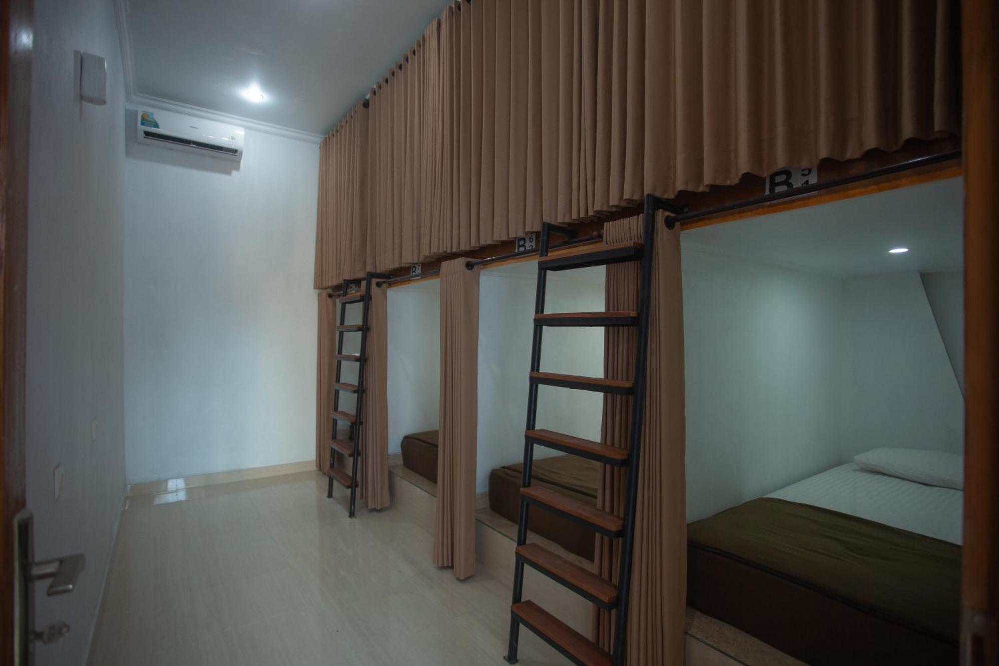 Lucky Hostel Batununggul Exterior foto